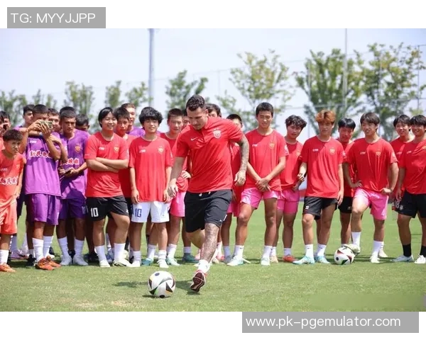 《足球场上的深情瞬间：球星们展现真挚情感与无尽热爱》